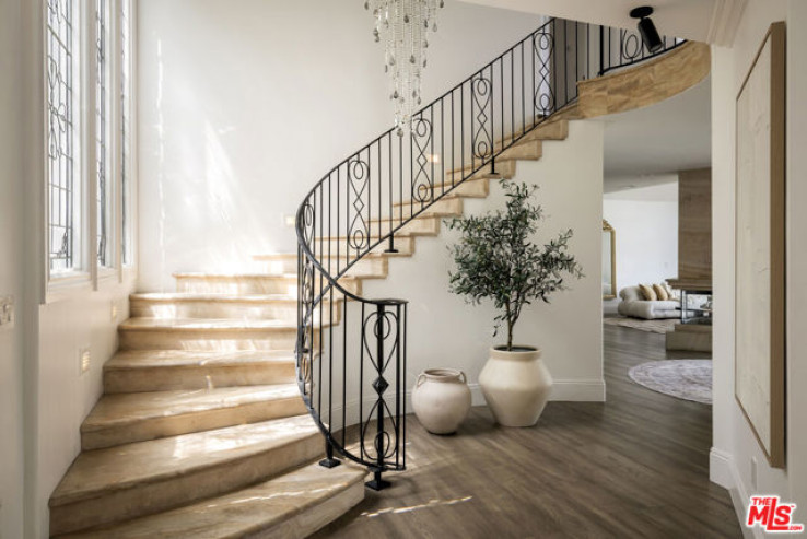 6 Bed Home for Sale in Studio City, California