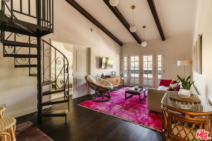 Residential Home in Hollywood Hills East