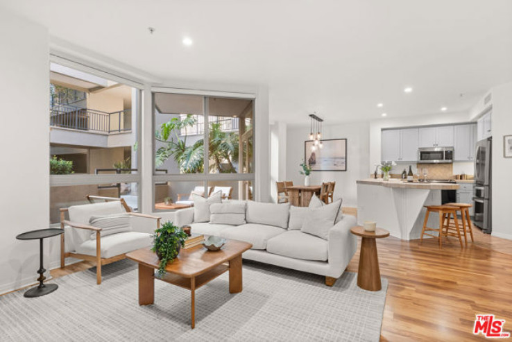 Residential Home in Playa Vista