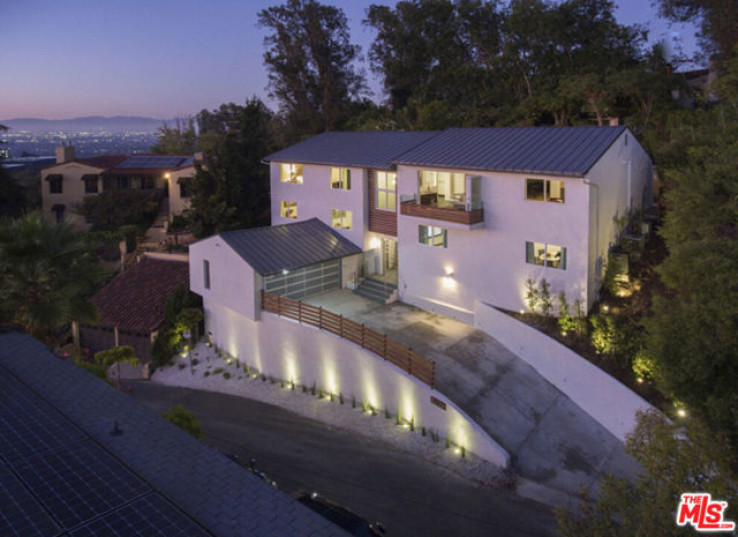 Residential Home in Hollywood Hills East