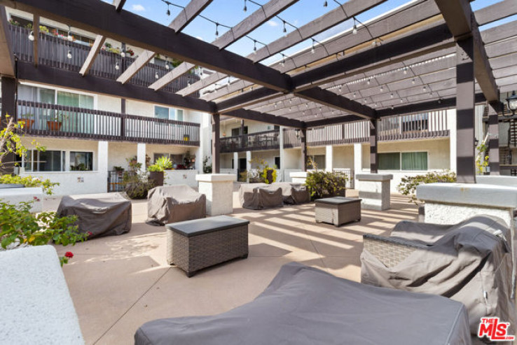 Residential Home in Encino