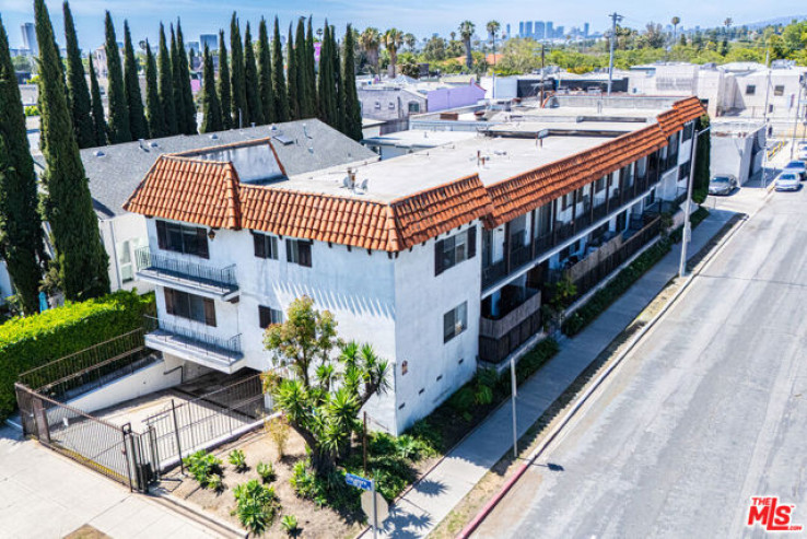 Residential Income in Hollywood