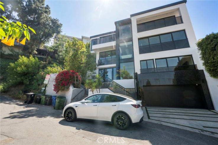 Residential Home in Hollywood Hills East