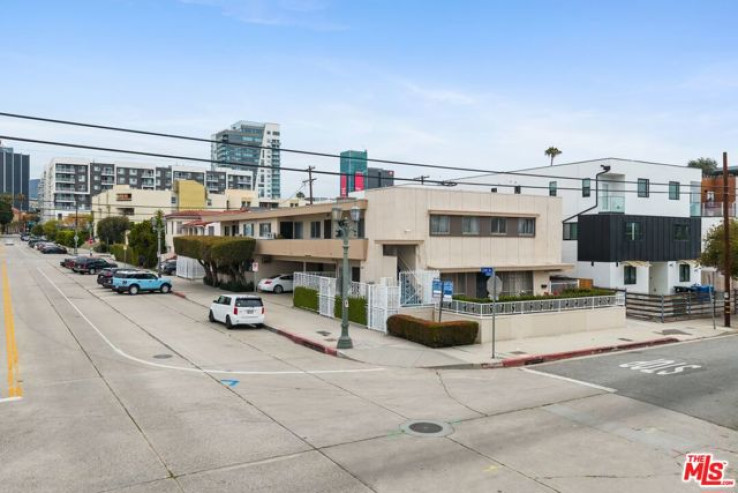 Residential Income in Hollywood