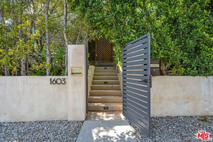 Residential Home in Sunset Strip - Hollywood Hills West