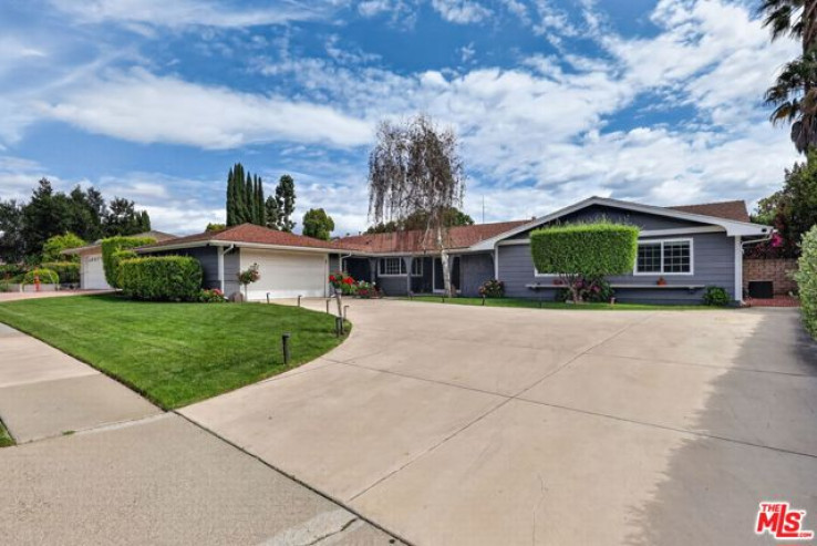 Residential Home in Thousand Oaks West