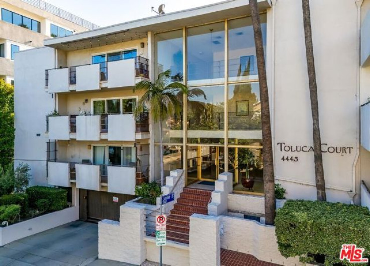 Residential Home in Toluca Lake