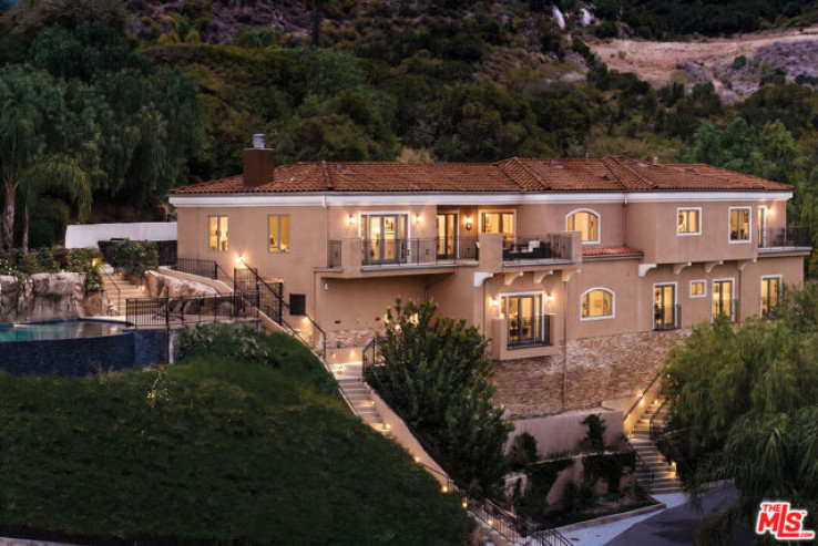 Residential Home in Calabasas