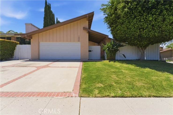 Residential Home in Thousand Oaks East
