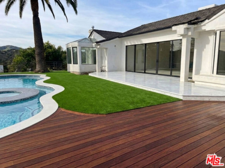 Residential Home in Hollywood Hills East