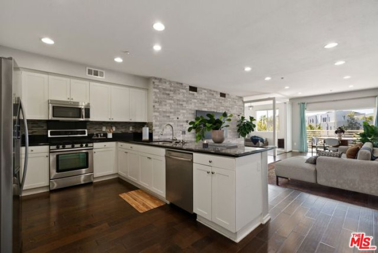 1 Bed Home for Sale in Hawthorne, California