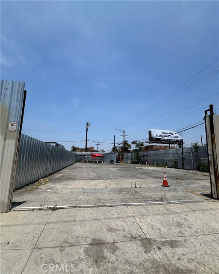 Commercial Lease in Compton N of Rosecrans, E of Central