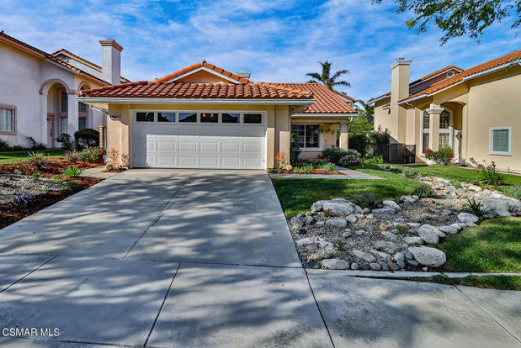 Residential Home in Thousand Oaks West