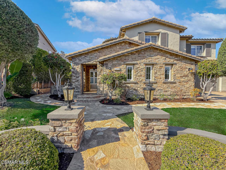 Residential Home in Thousand Oaks West