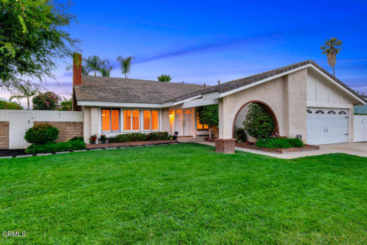 Residential Home in Thousand Oaks West