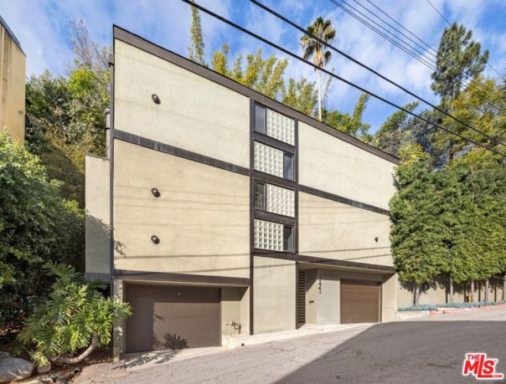 Residential Home in Hollywood Hills East