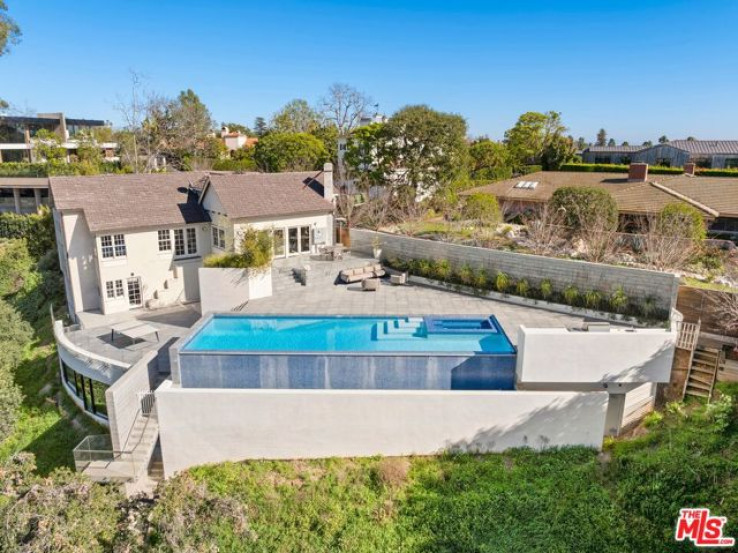 5 Bed Home for Sale in Los Angeles, California