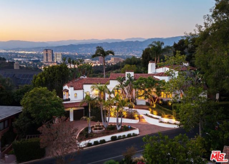 Residential Home in Hollywood Hills East