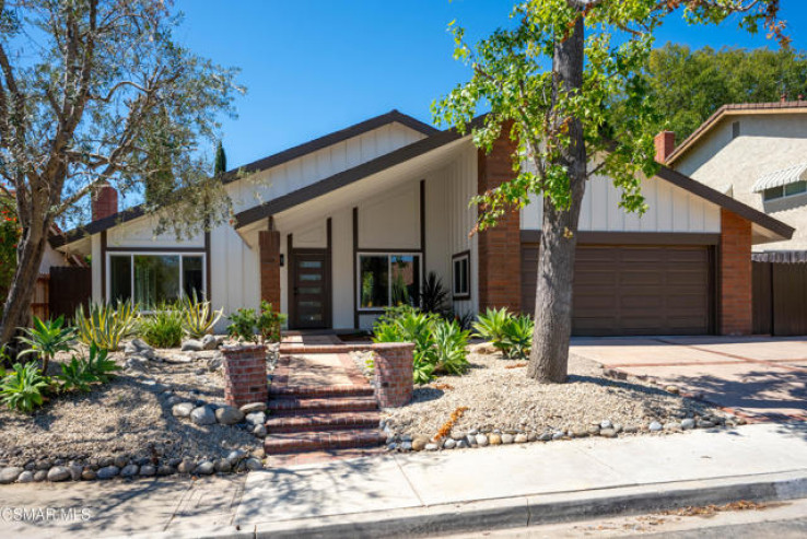 Residential Home in Thousand Oaks West