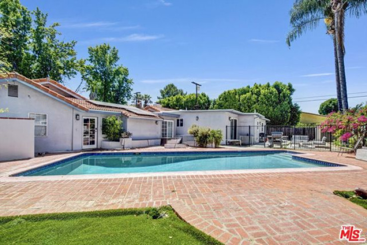 Residential Home in Encino