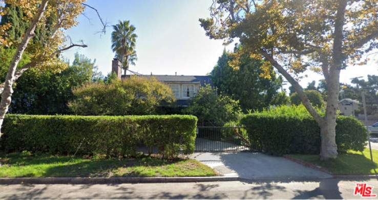 Residential Home in Valley Glen