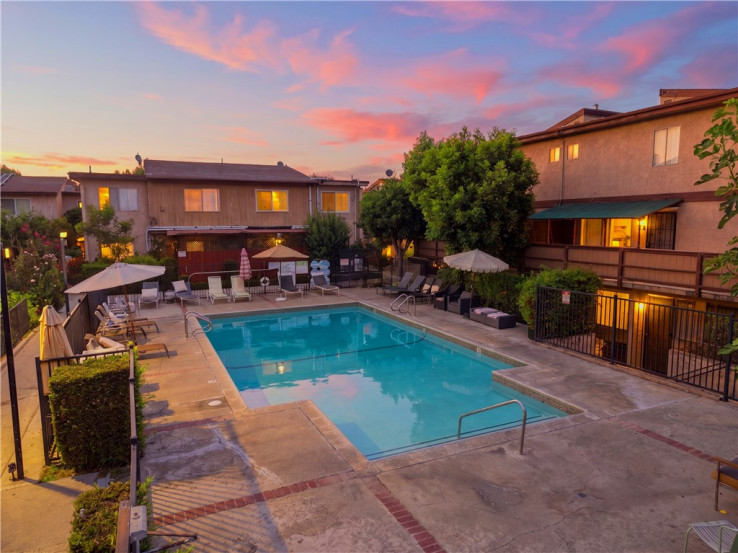 2 Bed Home for Sale in Van Nuys, California