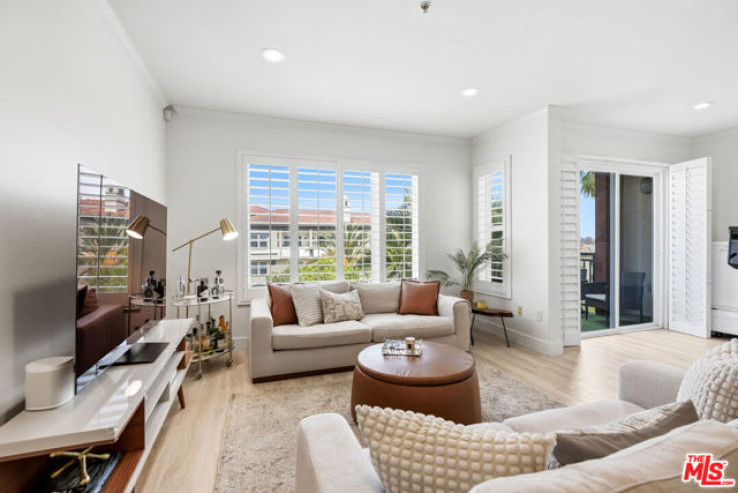 Residential Home in Playa Vista
