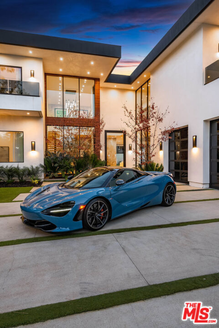6 Bed Home for Sale in Encino, California