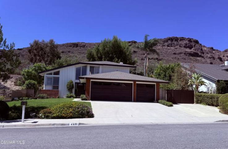 Residential Home in Thousand Oaks West