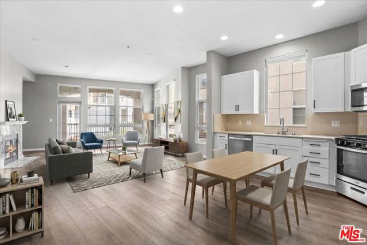 Residential Home in Playa Vista