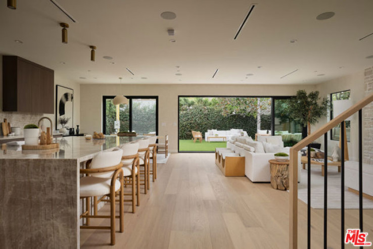 Residential Home in Palms - Mar Vista