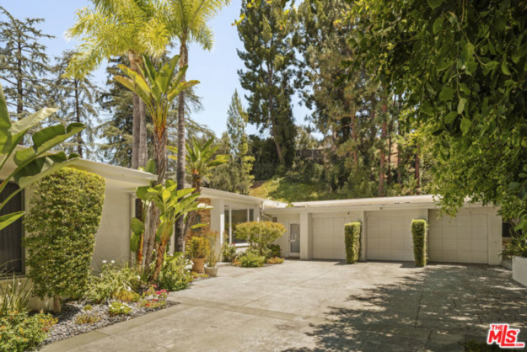 Residential Home in Encino