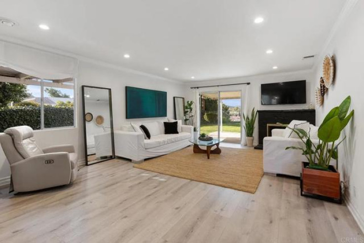 Residential Home in Thousand Oaks West