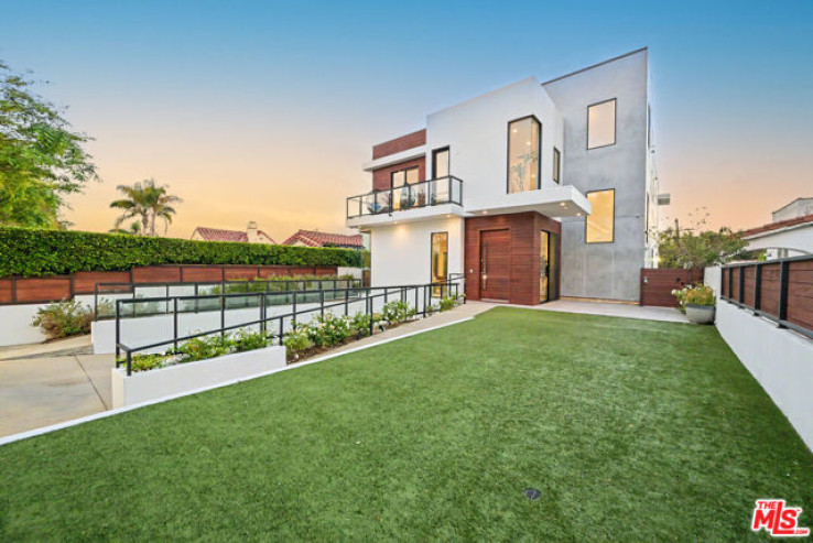 Residential Home in Beverlywood Vicinity