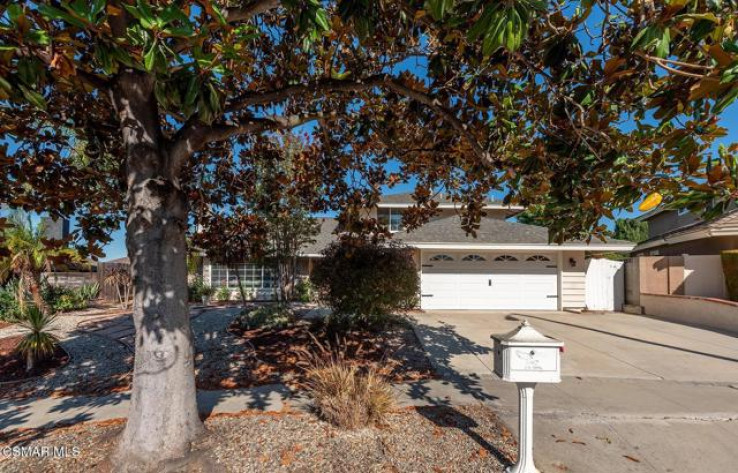 Residential Home in Thousand Oaks West