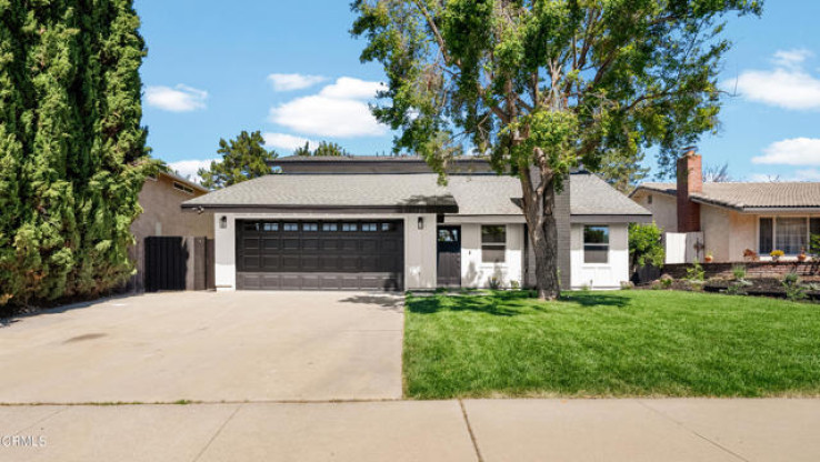 Residential Home in Thousand Oaks West