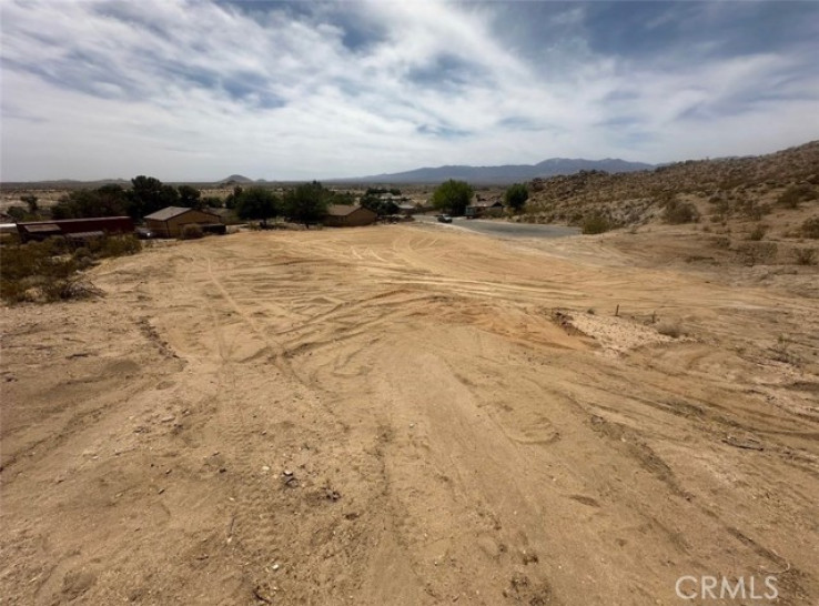 Land in Lake Los Angeles