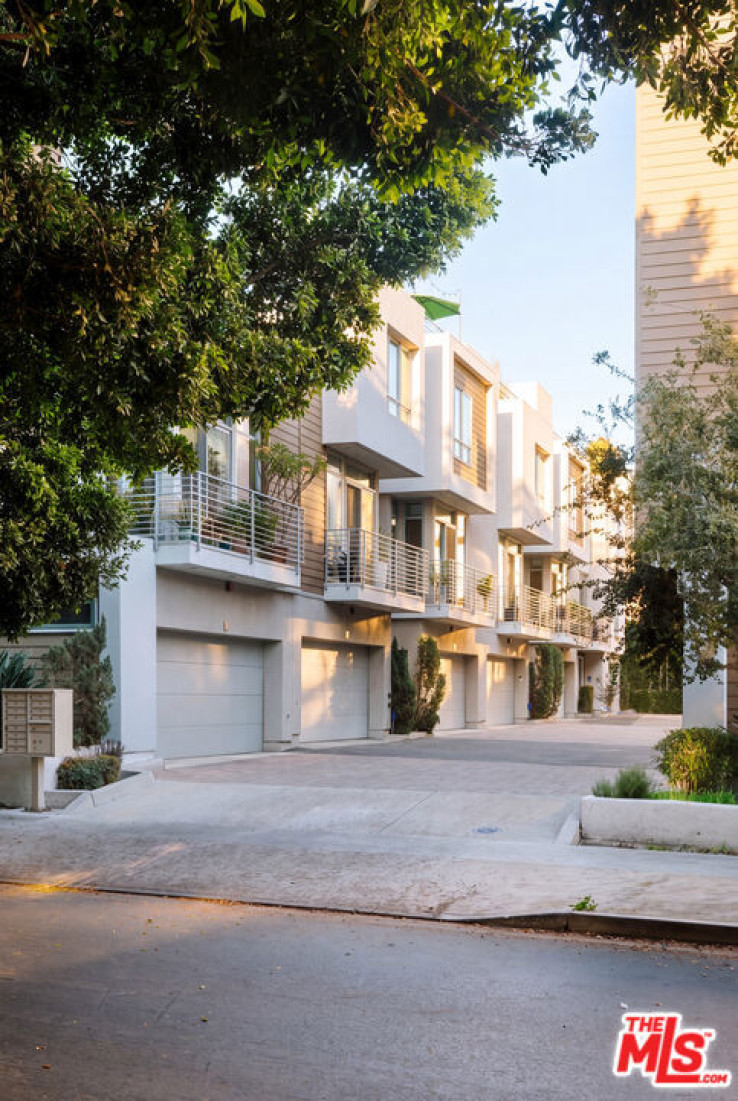 Residential Home in Hollywood