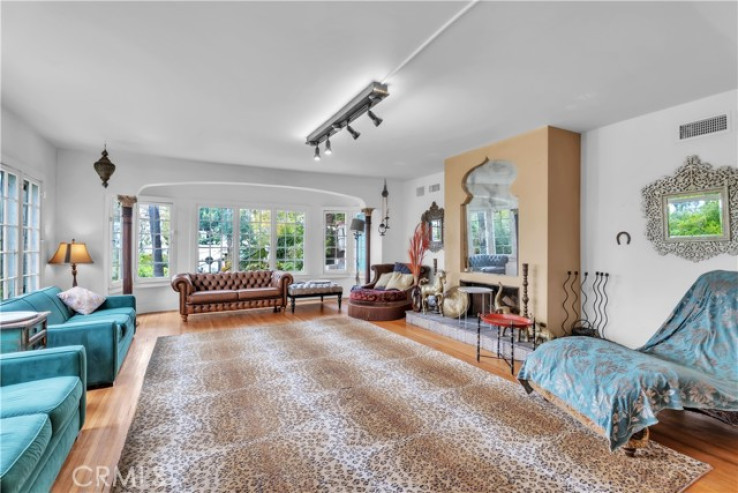 5 Bed Home for Sale in Los Angeles, California