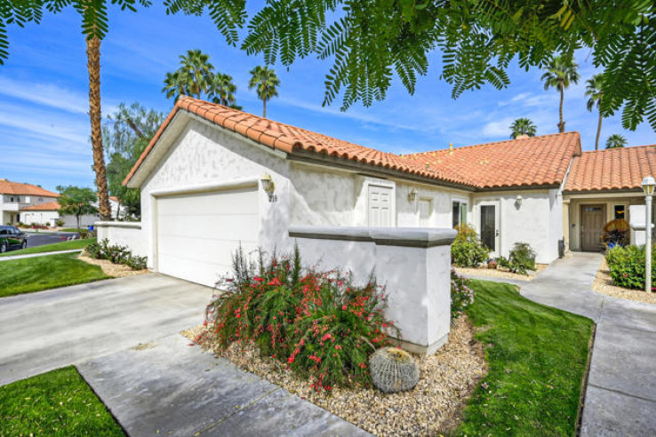 Residential Home in East Palm Desert