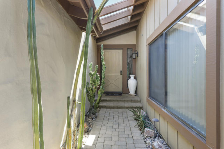 Residential Home in East Palm Desert