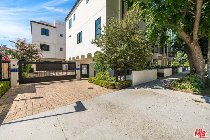 Residential Home in Toluca Lake