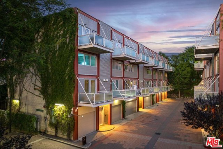 Residential Home in Hollywood Hills East