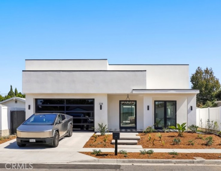 Residential Home in East Costa Mesa