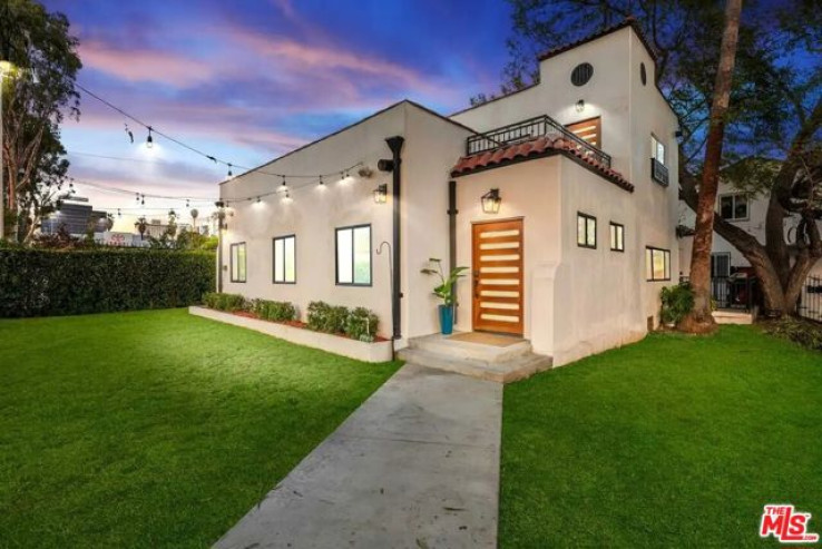 Residential Home in Hollywood