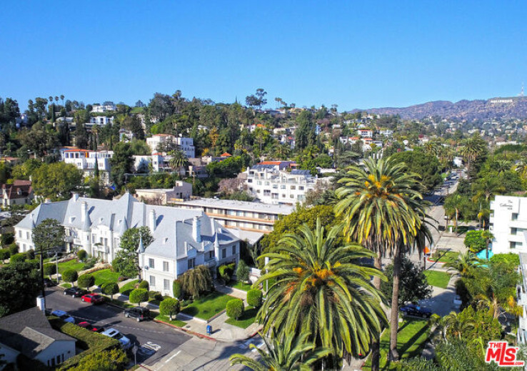 Residential Home in Hollywood Hills East