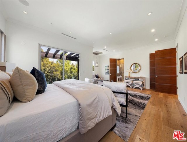 6 Bed Home for Sale in Sherman Oaks, California