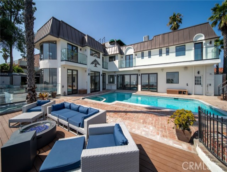7 Bed Home to Rent in Los Angeles, California