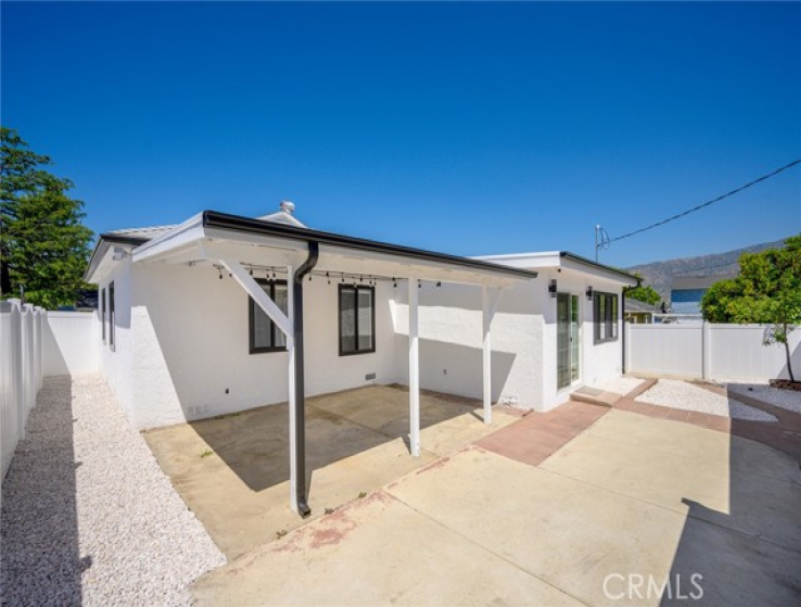 3 Bed Home to Rent in Sunland, California