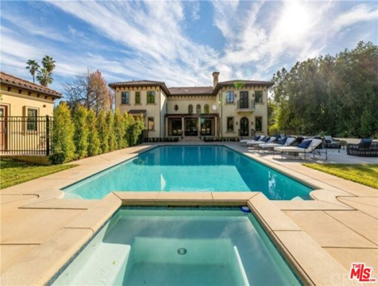 7 Bed Home for Sale in Pasadena, California